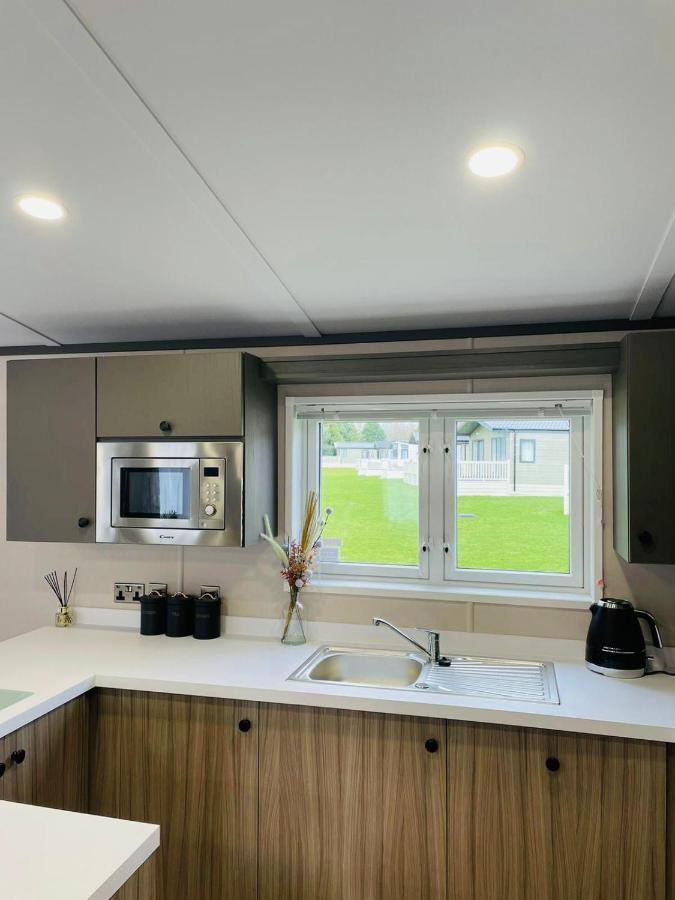 Happy Days Lodge With Hot Tub York Exterior photo