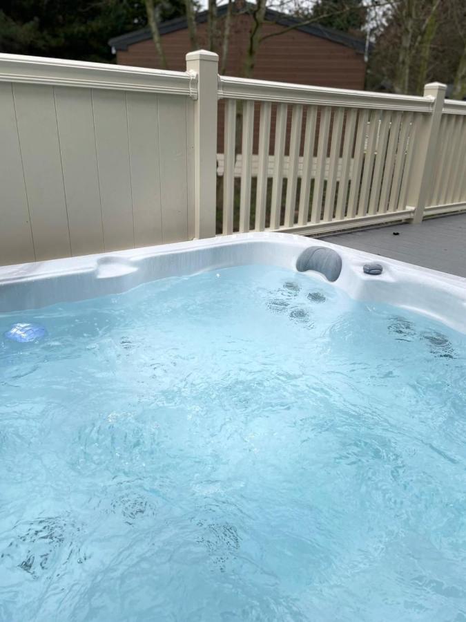 Happy Days Lodge With Hot Tub York Exterior photo